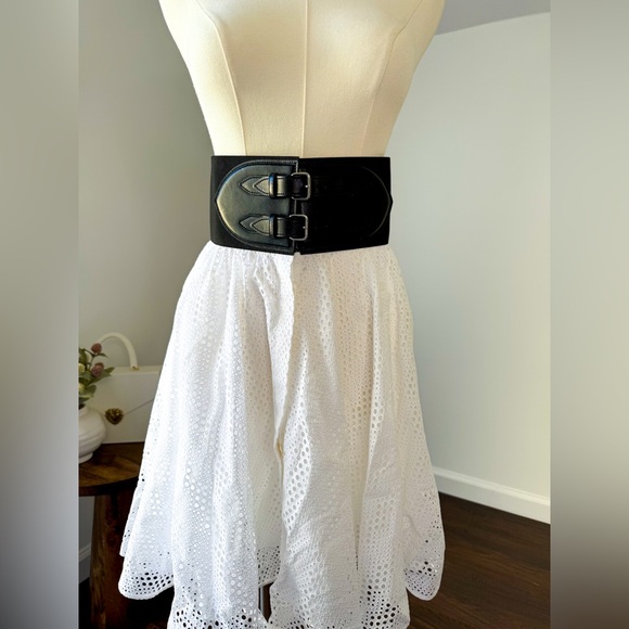 ALAÏA
Laser-cut leather-trimmed broderie anglaise cotton mini skirt - Picture 5 of 11